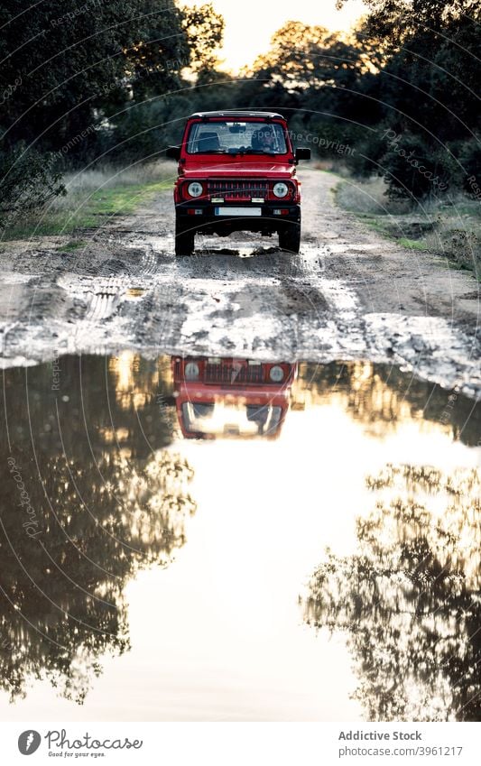 Off Road Auto überqueren Wasserpfütze in der Natur PKW Geländewagen suv Laufwerk Pfütze Mann Abenteuer Reise reisen Fahrzeug Lifestyle männlich Straße Wald