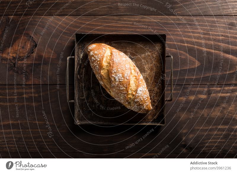 Laib frisches Brot auf Backblech Brotlaib gebacken Knusprig Lebensmittel Bäckerei ganz rustikal Kruste lecker Ernährung Tradition Mahlzeit Küche knirschen