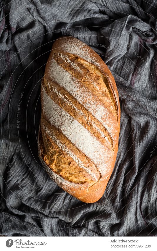 Runder Laib frisch gebackenes Brot Brotlaib Knusprig Lebensmittel Bäckerei ganz Kunstgewerbler Kruste lecker Ernährung Tradition Mahlzeit Küche knirschen golden