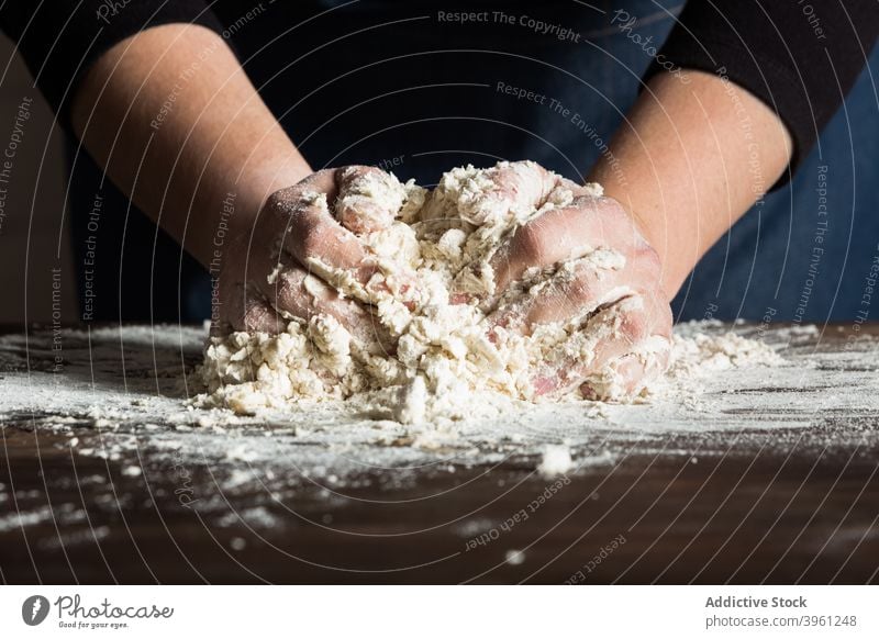 Bäcker macht Teig für Brot Teigwaren kneten Lebensmittel vorbereiten Mehl Bäckerei Hand Küche kulinarisch Koch Gebäck Küchenchef Prozess Mahlzeit Produkt