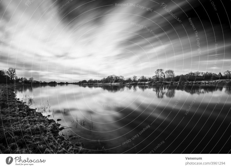 Langzeitbelichtung mit Blick über die Elbe Elblandschaft schwarz auf weiß Fluss Wasser Lutherstadt Wittenberg Ausblicke auf den Fluss Flusslandschaft Wolken