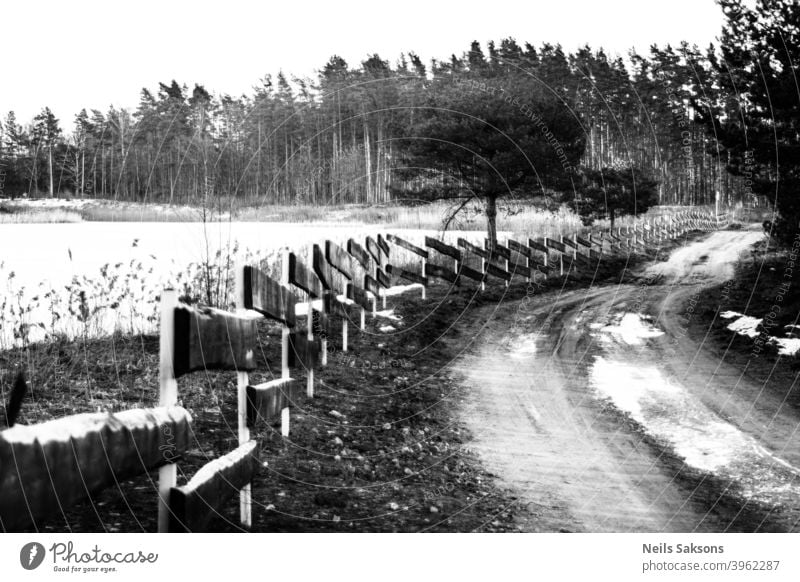 Winter Schnee auf Teich / eingezäunt Küstenweg in der Nähe von einigen Waldsee in Lettland gefunden Strand Küstenstreifen Düne Zaun Gras Landschaft Natur