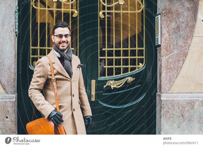 Junge elegante bussiness Mann in einem Retro-Stil Mode an der Haustür jung Schönling Straße Porträt attraktiv modern retro Winter Kavalier bärtig klug Business