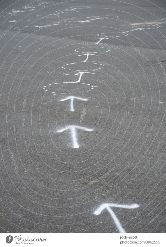 Pfeil und Kreis aufgesprüht auf dem grauen Asphalt Ordnungsliebe unten Schilder & Markierungen Wege & Pfade Zeichen Spray Richtung Orientierung parallel Linie