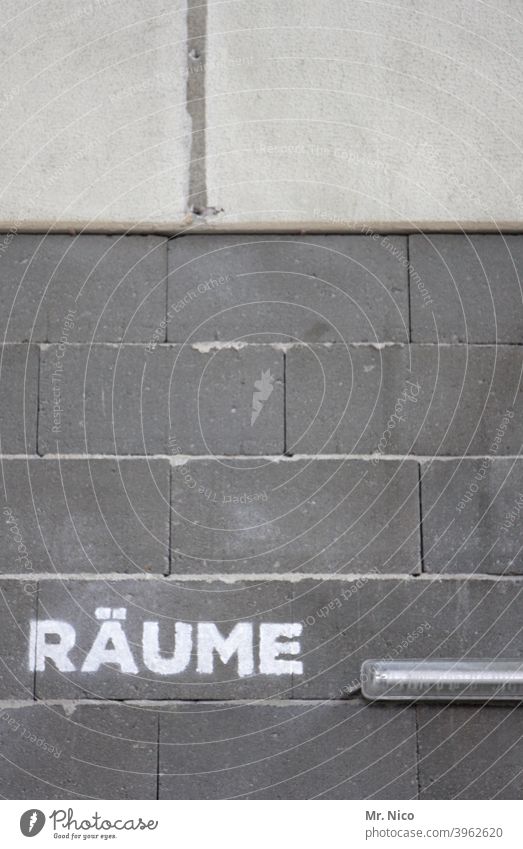 Räume Raum Wand Mauer Schriftzeichen Lampe Licht Beleuchtung leichtbeton grau Halle Industriehalle Gebäude Fassade Architektur Strukturen & Formen Fuge Muster