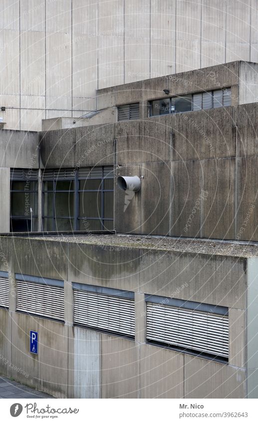 Behindertenparkplatz grau trist Beton Betonwand Betonmauer Betonplatte Wand Mauer Architektur Fassade Gebäude Bauwerk Parkplatz Schilder & Markierungen Fenster