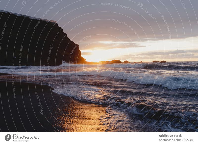 Winken Meer in der Nähe felsigen Küste bei Sonnenuntergang Zeit MEER Strand winken Felsen Ufer Meeresufer malerisch Insel Teneriffa Spanien Kanarienvogel Natur