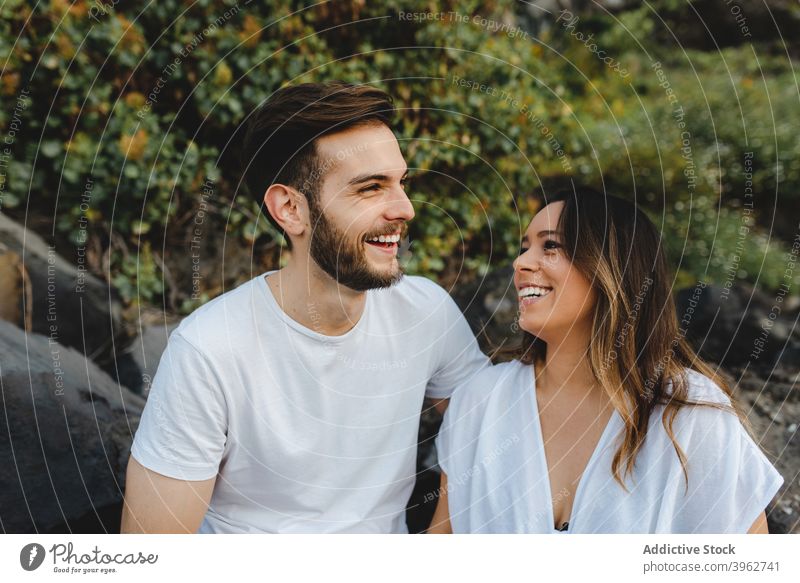 Paar sitzt auf dem Strand im Urlaub Sommer Ufer Liebe Feiertag Zusammensein Teneriffa Kanarienvogel Insel Spanien Partnerschaft kuscheln Zuneigung genießen Sand