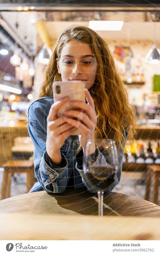 Frau beim Surfen auf dem Smartphone im Café sich[Akk] entspannen Gespräch Kantine Kommunizieren Wochenende Inhalt Mobile Anruf Tisch Telefon sitzen Gerät