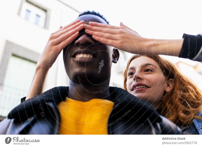 Multiethnisches Paar hat Spaß in der Stadt Augen abdecken heiter Spaß haben Liebe spielen Angebot Großstadt Lächeln Partnerschaft multiethnisch