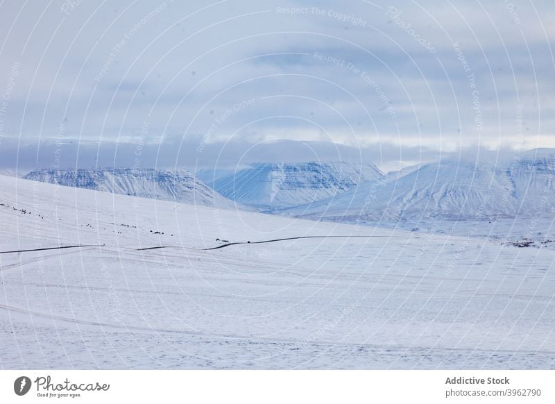 Kurvenreiche Straße in den Bergen im Winter Berge u. Gebirge Schnee Fahrbahn Hochland leer geschlängelt Tal Island Landschaft Asphalt Route malerisch Natur