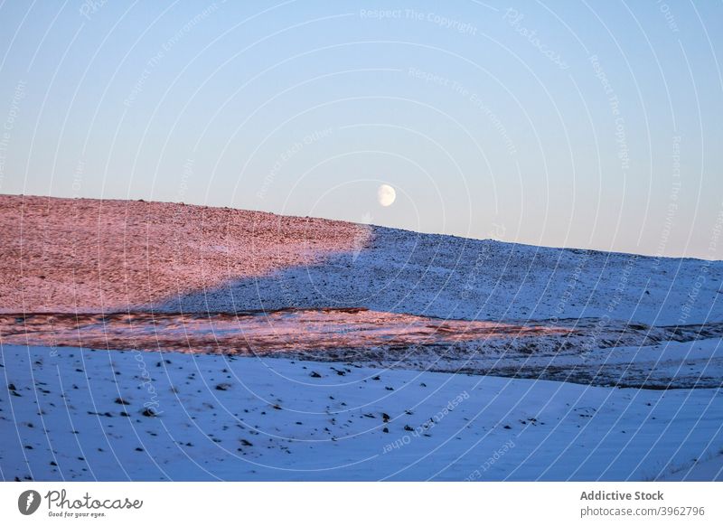 Verschneiter Hang im Winter bei Sonnenuntergang Landschaft Schnee Berghang Hügel Natur kalt Wunderland Island Dämmerung gefroren Himmel leuchten malerisch Abend