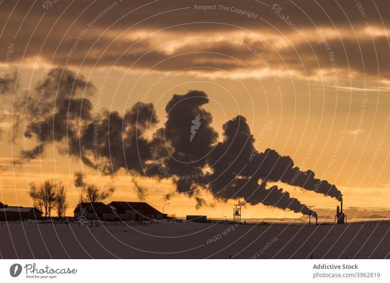 Scenery von Rauch aus Schornsteinen in der Landschaft Himmel Winter Industrie industriell Dunst Cloud Sonnenuntergang Island Gebäude Wohnsiedlung Abenddämmerung