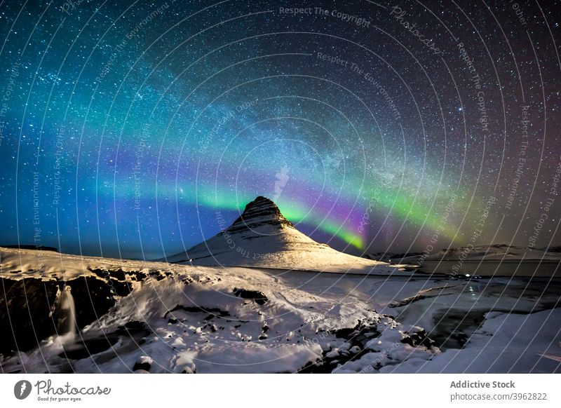 Szenische Nordlichter bei Nacht in bergigem Terrain nördlich Licht Aurora Berge u. Gebirge Winter Himmel sternenklar polar Island Gelände Schnee majestätisch