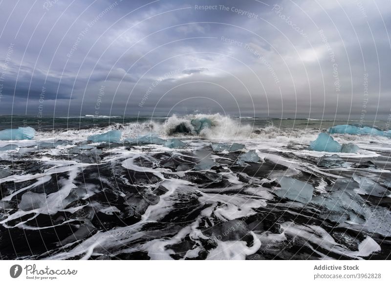 Stürmische Wintersee mit Eisbergen MEER Unwetter kalt malerisch trist wolkig Meereslandschaft Island Himmel Landschaft atemberaubend Wetter Natur majestätisch