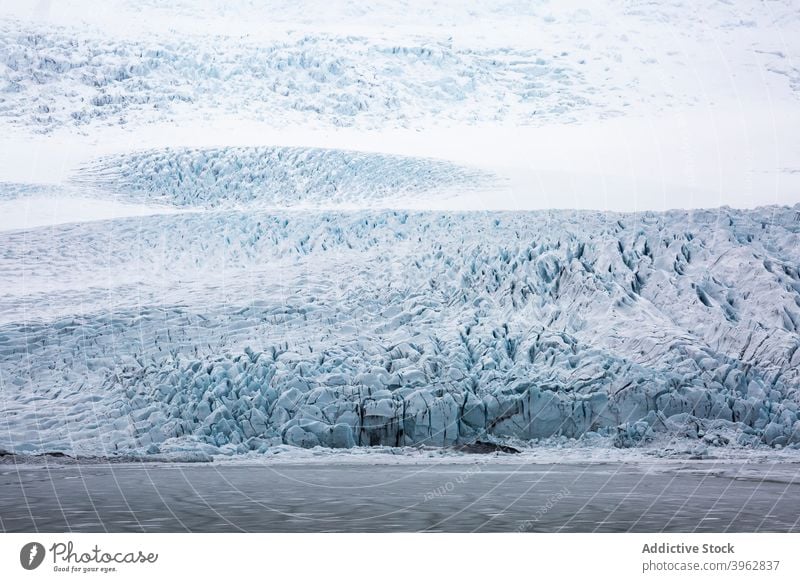 Gefrorenes verschneites Meeresufer im Winter Eis gefroren Landschaft MEER Strand kalt Gletscher Island spektakulär Küste Norden frieren Winterzeit arktische