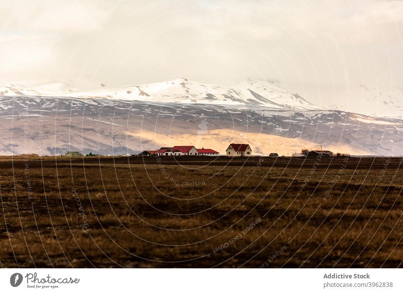 Bergdorf mit Wohnhäusern Berge u. Gebirge Dorf Winter Wohnsiedlung Haus Tal trocknen Hochland Land Landschaft Island malerisch kalt Schnee Gelände Natur Kamm