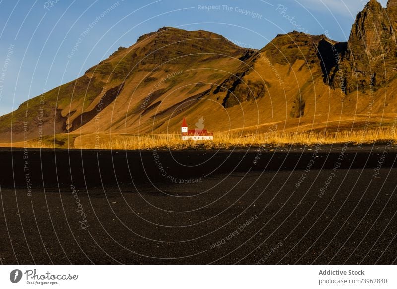 Einsames Haus in bergigem Tal Berge u. Gebirge einsam Hochland Landschaft Gebäude sonnig idyllisch Island trocknen Gelände malerisch Ambitus Natur ruhig Umwelt