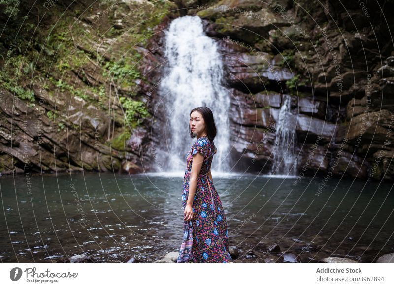 Reisende Frau in der Nähe von Wasserfall im Wald Reisender Tourismus Sommer Urlaub Felsen Landschaft sich[Akk] entspannen See Tiemu-Fälle Tiemu-Wasserfall