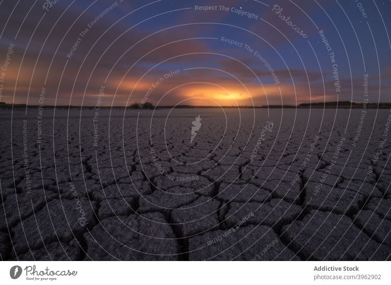 Erstaunlicher Blick auf den Sternenhimmel über der Wüste Milchstrasse Himmel Nacht wüst Gelände Riss Oberfläche trocknen sternenklar Natur Landschaft dunkel