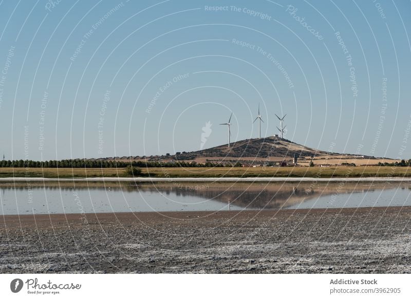 Windmühlen auf einem Hügel in der Wüste alternativ Energie nachhaltig Entwicklung Erneuerung Landschaft wüst Fluss Ressource modern wolkenlos Himmel Natur