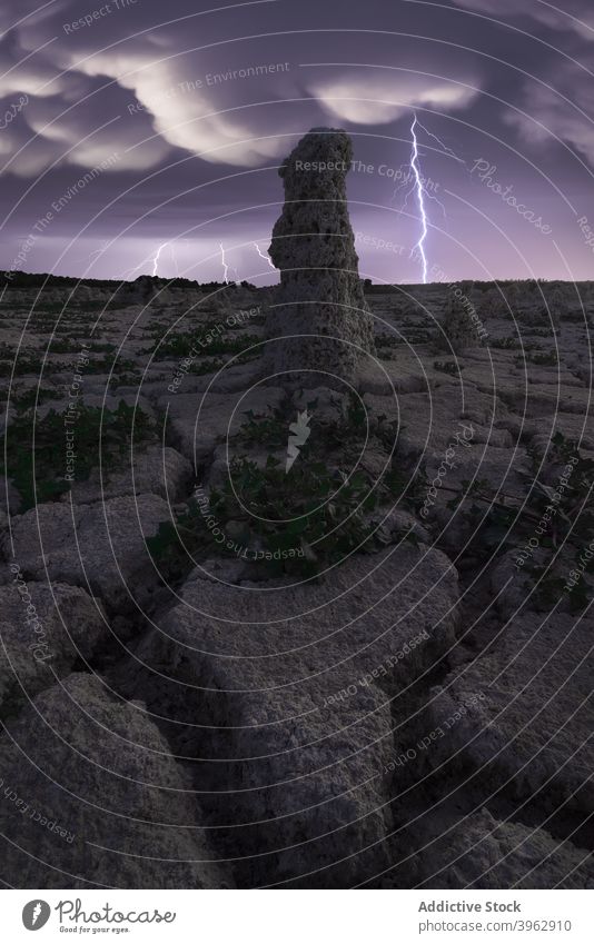 Gewitter in der Wüste am Abend wüst Riss Landschaft Boden Blitze glühen Natur dramatisch Donnern Oberfläche wolkig Atmosphäre malerisch Umwelt rau Cloud