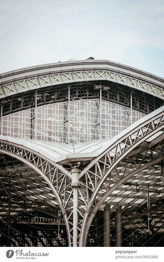 Kölner Hauptbahnhof Fassade Architektur Gebäude Bahnhof Stadt Eisenbahn Außenaufnahme Stahl Gebäudeteil Gebäudeaußenseite Gebäudefassade gebäudefront