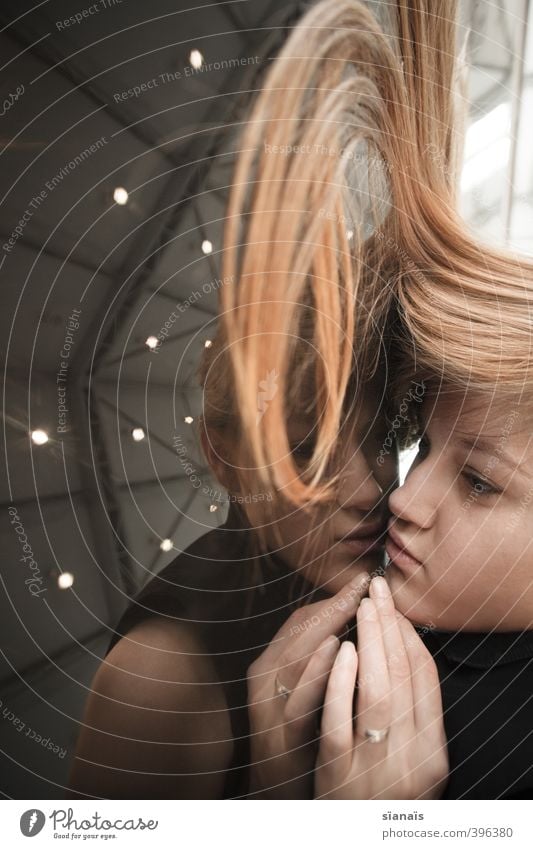 Verdreht schön Haare & Frisuren Mensch feminin Junge Frau Jugendliche Erwachsene blond rothaarig langhaarig Blick träumen Zusammensein ruhig Einsamkeit