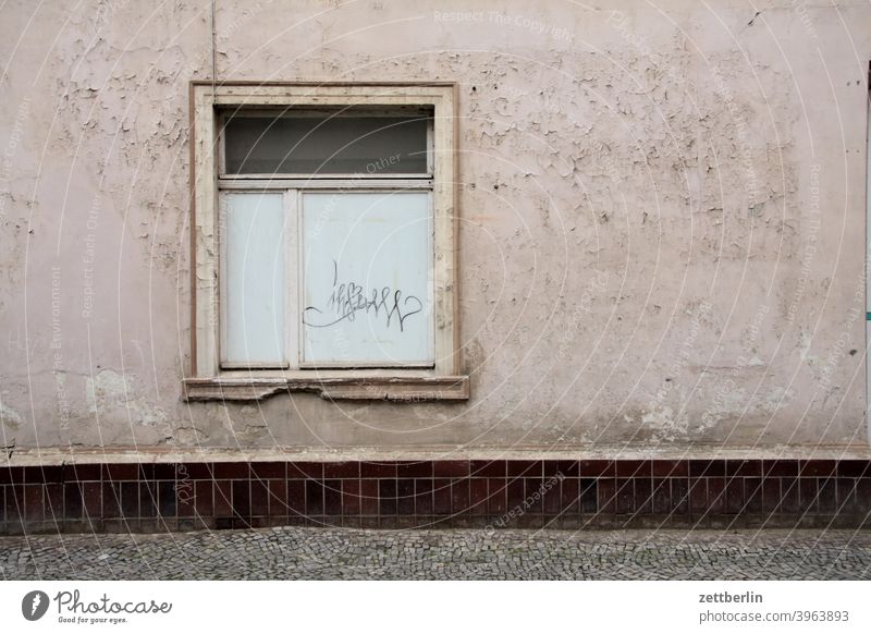 Altes Haus again haus altbau fassade ruine wrack abgewrackt verfallen verkommen zugemauert geschäft ladengeschäft versorgung putz rauhputz kleinstadt