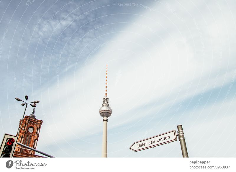 Berlin Unter den Linden Straßenschild mit Berliner Fernsehturm und Rotes Rathaus Berlin Rotes Rathaus Hauptstadt Skyline Stadtzentrum Wahrzeichen Tourismus