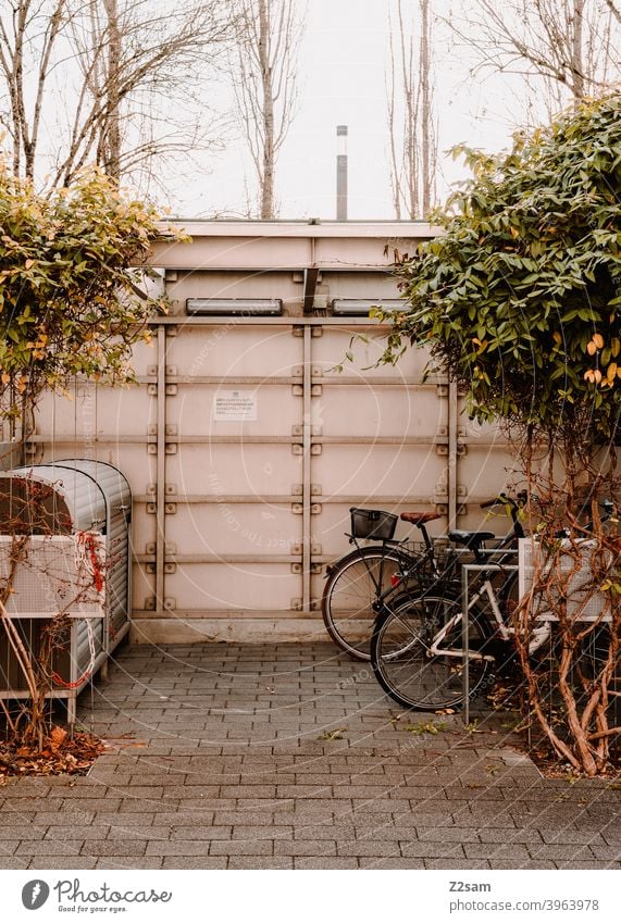 Urbaner Radlparkplatz Straßenfotografie Stillleben Design Kunst Hintergrund Objektfotografie farbenfroh Strukturen & Formen geometrisch graphisch Fahrrad