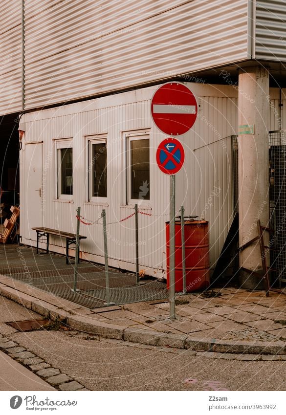 Halteverbotsschid in Industrieumgebung Straßenfotografie schild Fußgänger industriegebiet Schilder zeichen mülltonne beton Stadt urban warme farben sonnig