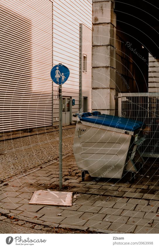 Fußgängerschild in Industrieumgebung Straßenfotografie fußgängerzone industriegebiet Schilder zeichen mülltonne beton Stadt urban warme farben sonnig