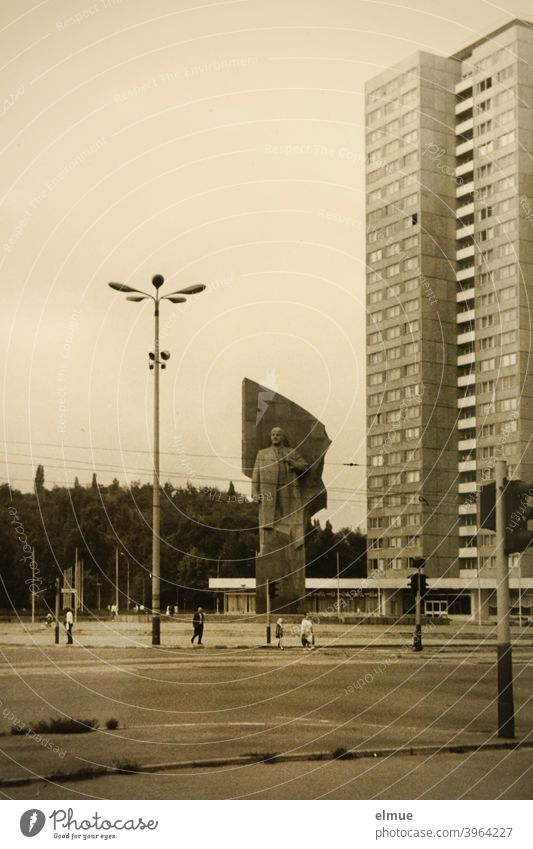 Schwarz-Weiß-Bild vom Platz der Vereinten Nationen, früher Leninplatz, in Berlin aus den 1970er Jahren / analoge Fotografie / Lenindenkmal städtischer Platz