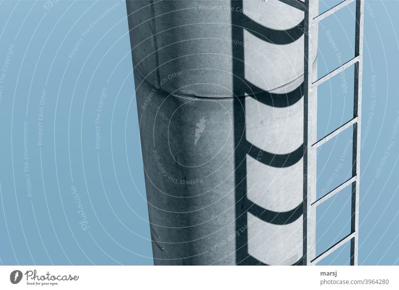 Schatten einer Leiter an einer Säule stahl Metall gefährlich Absturzgefahr Bauwerk Aufstiegshilfe Sicherheit Arbeit & Erwerbstätigkeit Karriereleiter