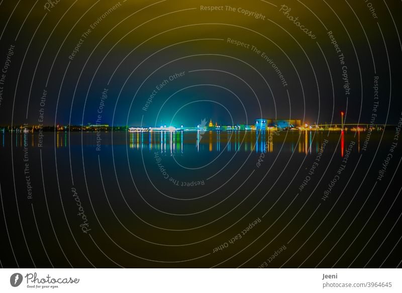 Farbig leuchtende Nachtaufnahme der Skyline von Stralsund mit Rügendamm Himmel dunkel Licht Strelasund Stadt Stadtzentrum Stadtzentrum & Innenstadt Altstadt