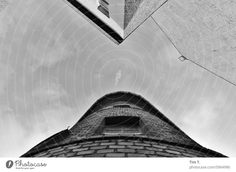 Himmel über Berlin Prenzlauer Berg Altbau Stadt Blick nach oben Altstadt Hauptstadt Außenaufnahme Haus Gebäude Fassade Architektur Bauwerk Altbauwohnung