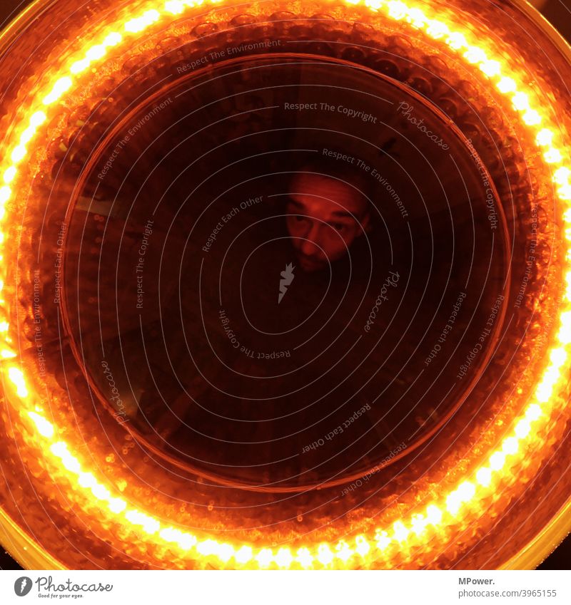 im auge Auge Sonne Gesicht kamera Überwachung Überwachungsstaat Ring Lampe Lampenlicht beobachten Beobachter oben Spiegel Spiegelbild Mensch Blick in die Kamera