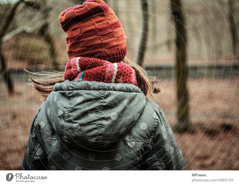 draussen im wald Kind Wald Herbst Herbstfarben Herbstlaub Baum wandern Spielen allein warme kleidung Schal Einsamkeit verlassen Kindheit Blick von hinten