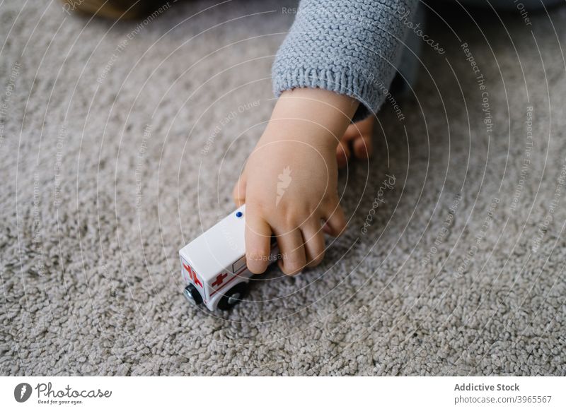 Glückliches Kind spielt mit Spielzeug zu Hause spielen Junge PKW Aktivität niedlich wenig Lügen Kindheit Lifestyle Vorschule Freizeit Kinderbetreuung genießen