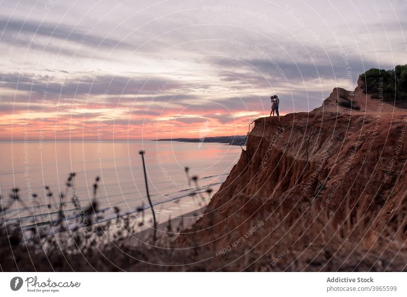 Anonymes Paar steht zusammen in Bergklippe in Tavira Küstenlinie Natur Klippe Sommer MEER Portugal Meer tavira Landschaft reisen Strand mediterran Lifestyle