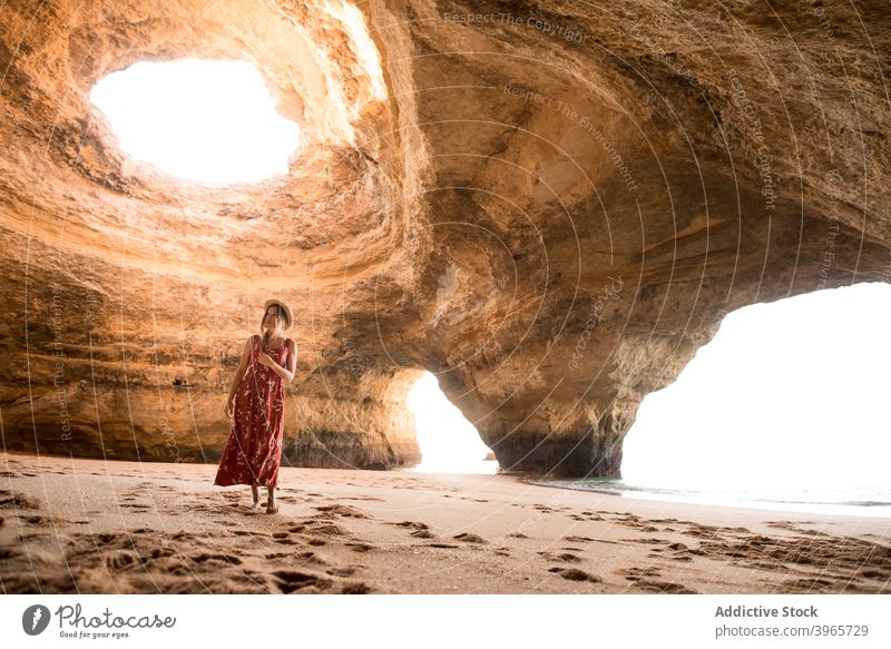 Frau zu Fuß in Höhle in der Nähe von Meer Spaziergang MEER Sommer sonnig tagsüber Sand Stein reisen Algarve Portugal geräumig Felsen Ufer Küste Urlaub Tourismus