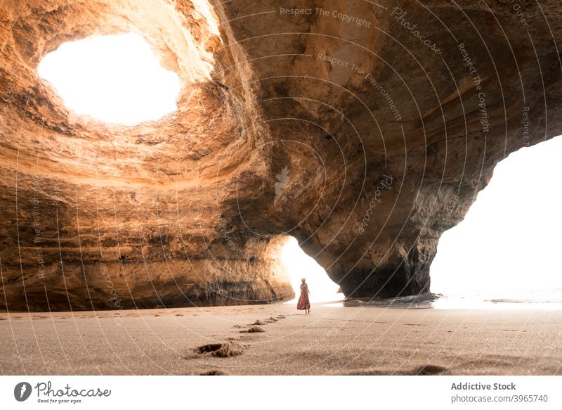 Anonyme Frau zu Fuß in Höhle in der Nähe von Meer Spaziergang MEER Sommer sonnig Sand Stein reisen Algarve Portugal Felsen Ufer Küste Urlaub Tourismus Wasser