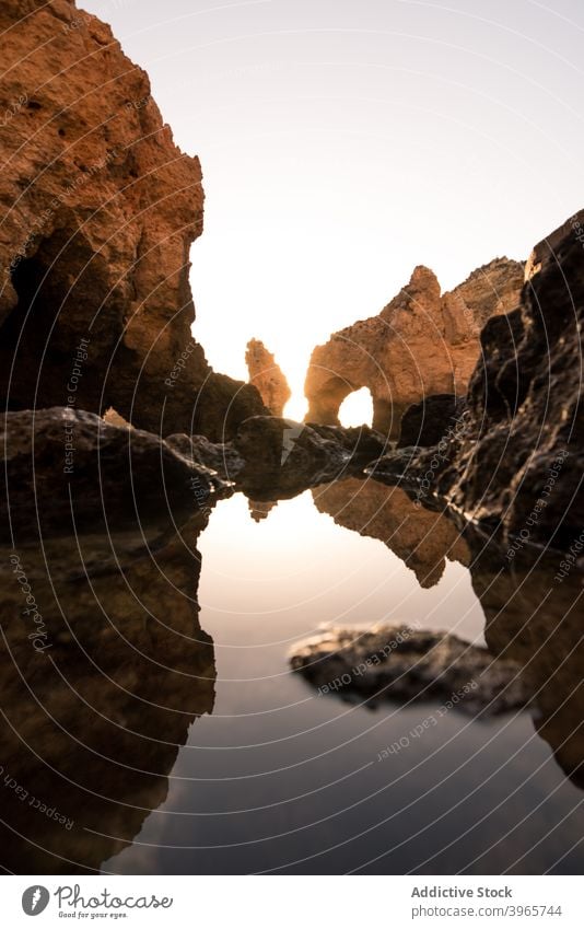 Ruhiges Wasser und Klippen bei Sonnenuntergang Himmel Natur Windstille Reflexion & Spiegelung Bucht Sauberkeit Abend Algarve Portugal MEER rau Harmonie