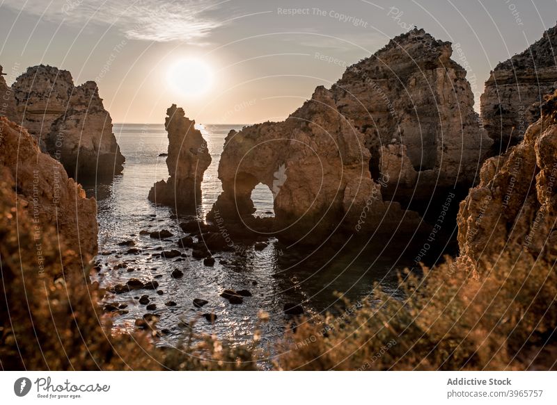 Wogendes Wasser und Klippen bei Sonnenuntergang Himmel Natur Bucht Abend Algarve Portugal MEER rau Harmonie Gelassenheit Küste friedlich malerisch Dämmerung