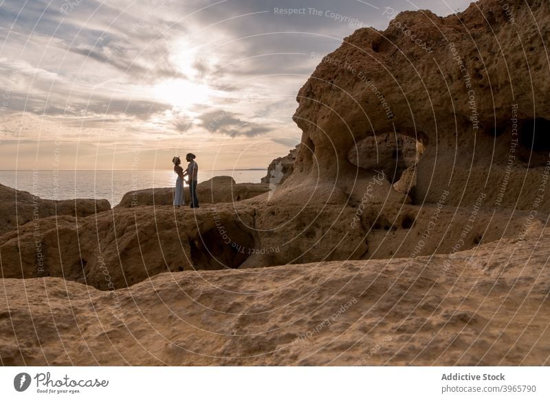 Glückliches Paar küssen in Höhleneingang Umarmung MEER Liebe Eingang Abend Lächeln Mann Frau Algarve Portugal Umarmen romantisch Partnerschaft Meer Zusammensein