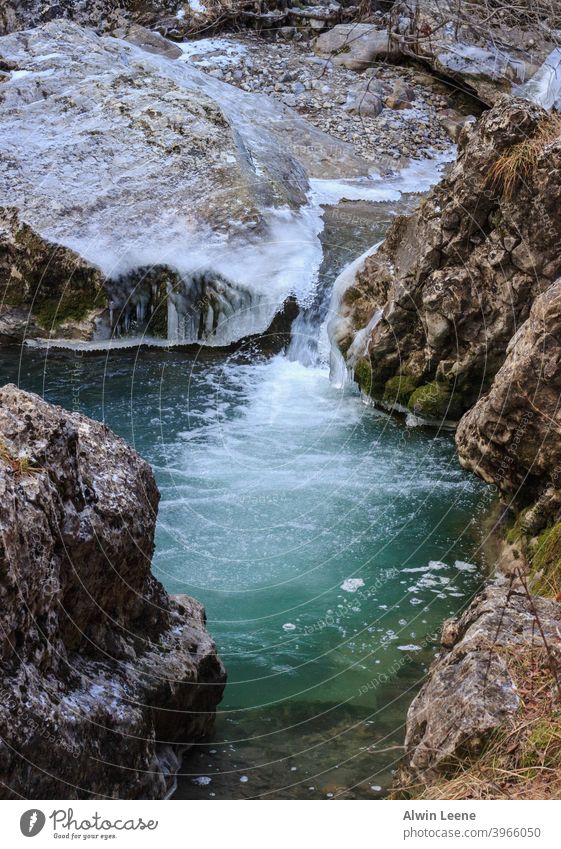 Winter Bergbach Wasser Fluss Bach Berge u. Gebirge Alpen Frankreich kalt Eis Steine felsig übersichtlich