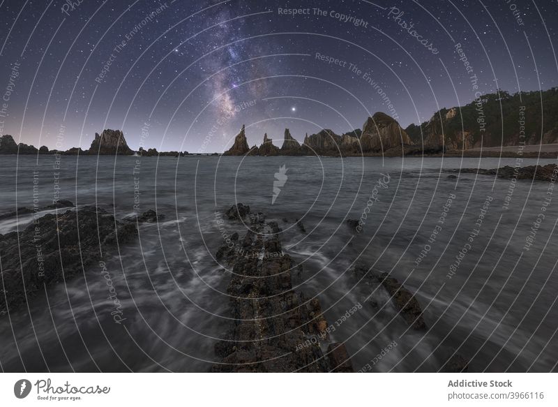 Ruhiges Meer unter Sternenhimmel MEER sternenklar Nacht Berge u. Gebirge prunkvoll Landschaft dunkel Milchstrasse glühen Astronomie malerisch idyllisch