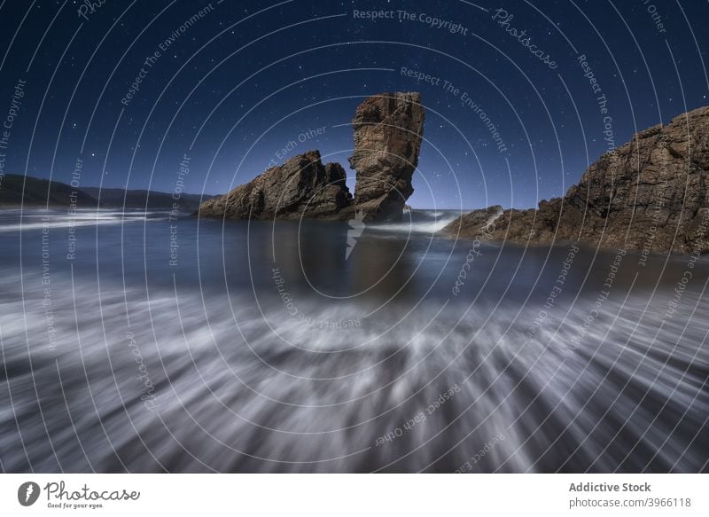 Ruhiges Meer unter Sternenhimmel MEER sternenklar Nacht Berge u. Gebirge prunkvoll Landschaft dunkel Milchstrasse glühen Astronomie malerisch idyllisch