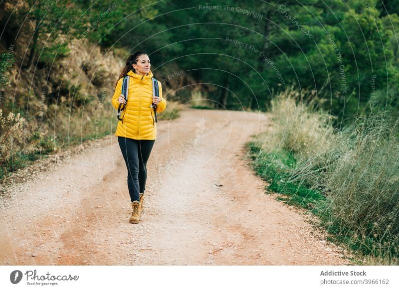 Inhalt Reisende Frau im Hochland Wanderer Berge u. Gebirge Trekking Spaziergang Oberbekleidung Natur Saison Rucksack warm Jacke Straße Gelände Urlaub Backpacker